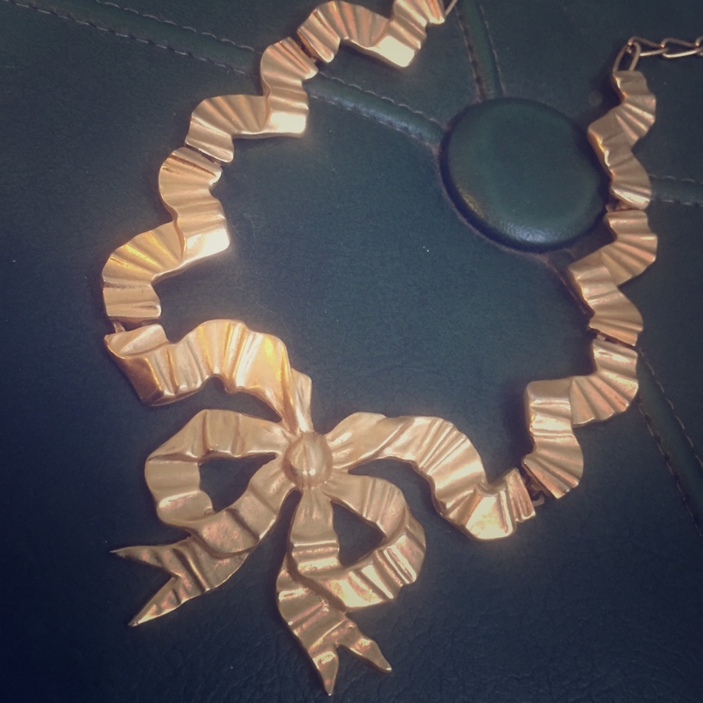 Bow Necklace